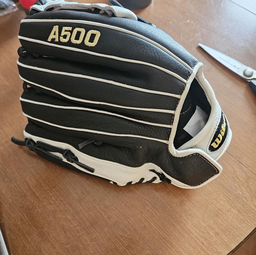 Wilson A500 right hand baseball mit